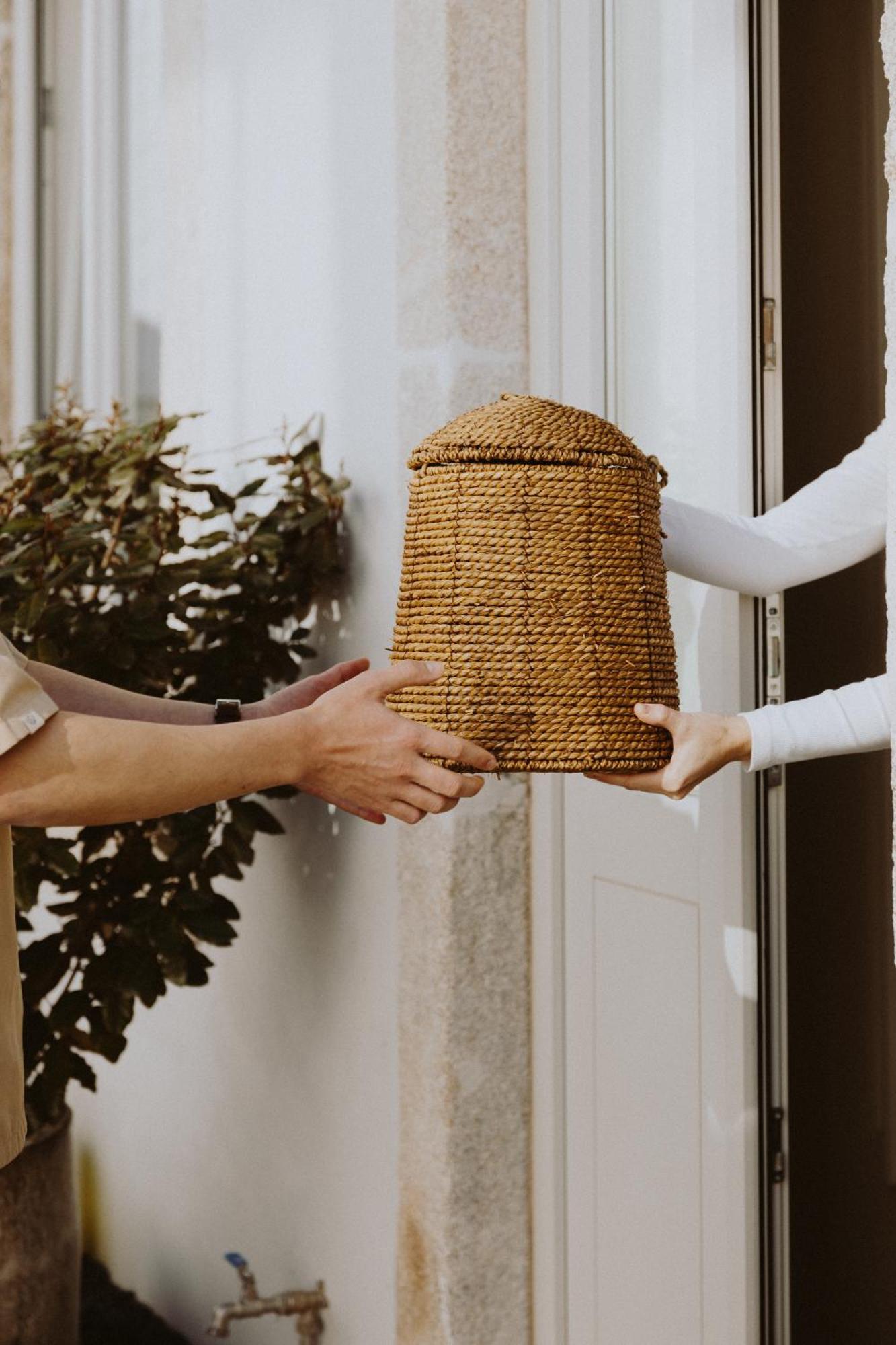 Village Aparthotel By Boa Porto Kültér fotó A beekeeper delivers a package of honey to a customer