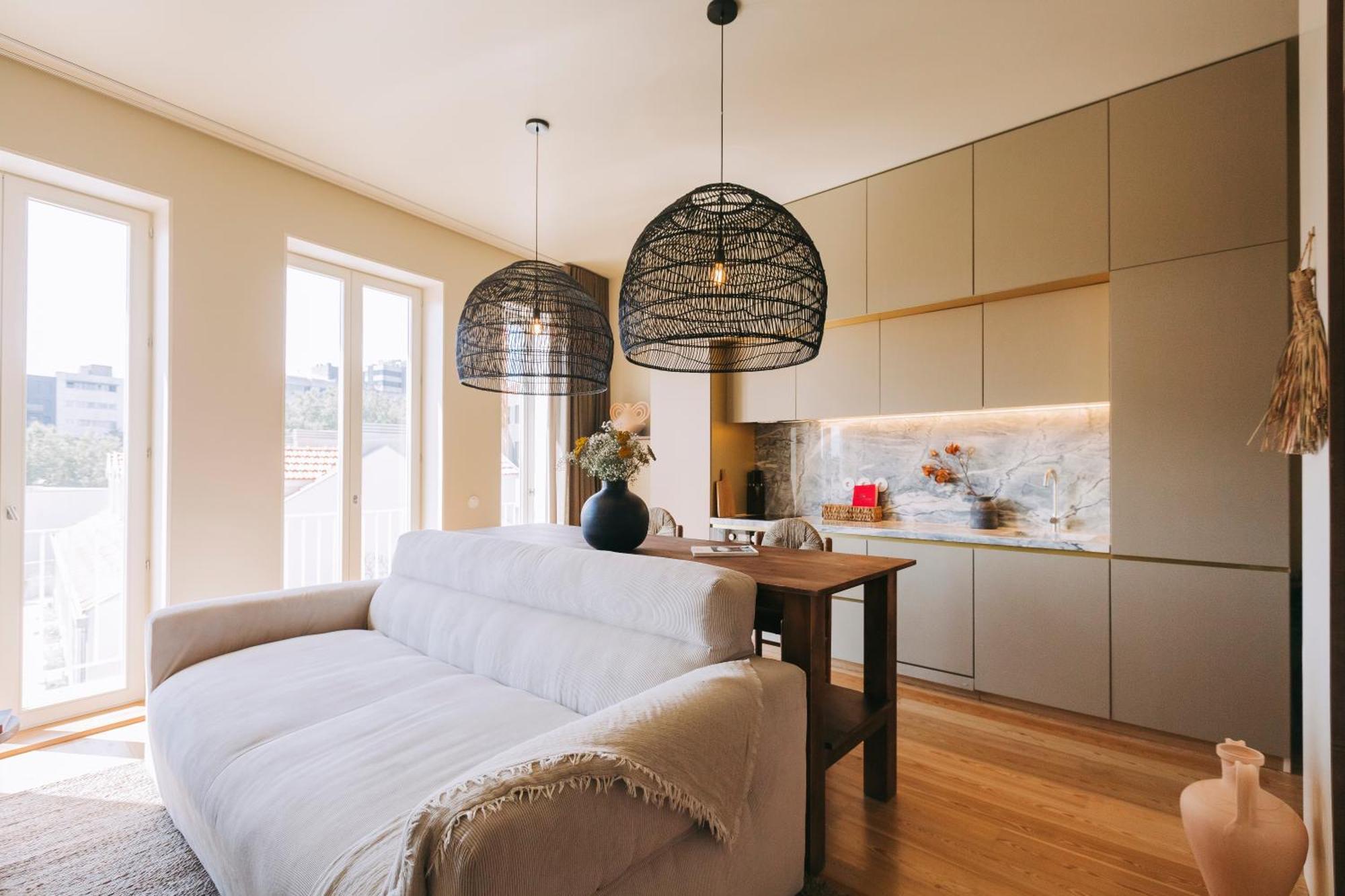 Village Aparthotel By Boa Porto Szoba fotó A living room with a kitchen in the background